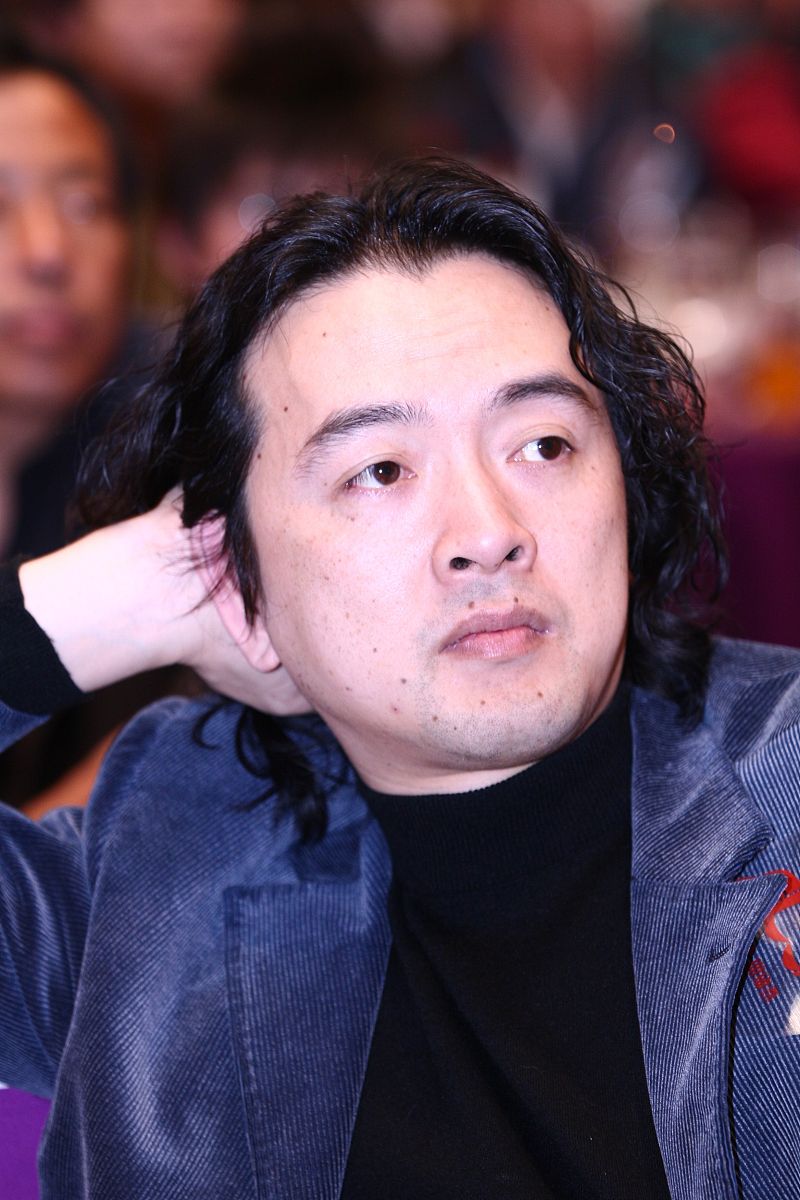 请修改完善下面这篇发言稿适当添加、引用名言、诗词、典故加入进去：尊敬的老师们家长们亲爱的同学们：大家下午好！ 我是来自东辰一小五年级一班的陈彦桥。 此刻我代表全体二零一八级小学毕业生站在这里感慨万千不舍离别心中充满感激和祝福。伴随着岁月的成长我们即将告别东辰一小这个温馨的校园告别我们的老师、家长和同学们我们的心中将永远铭刻着在东辰一小五年来的美好时光。 首