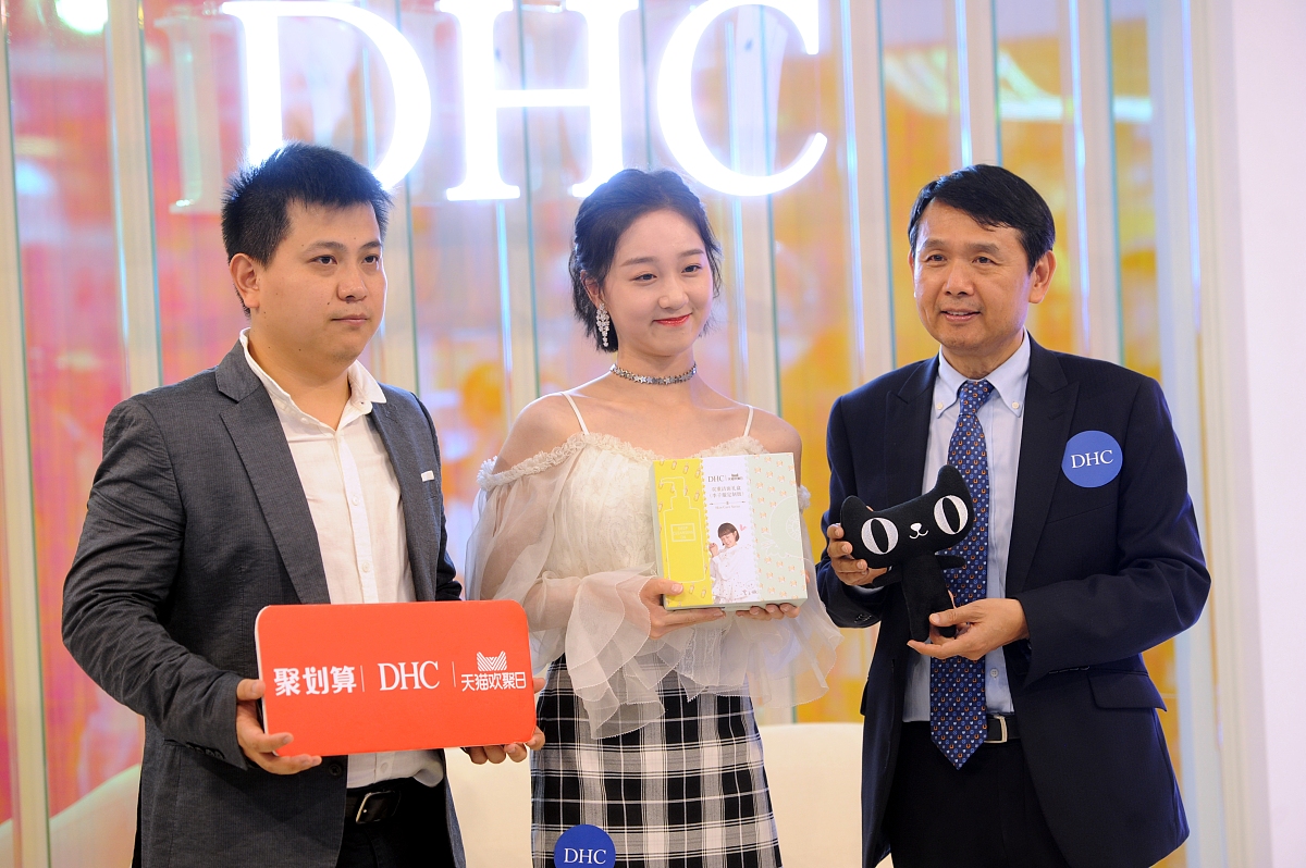 贾静雯抱病亮相七夕活动"泡面头"时髦  "101"李子璇仙气上衣小露香肩