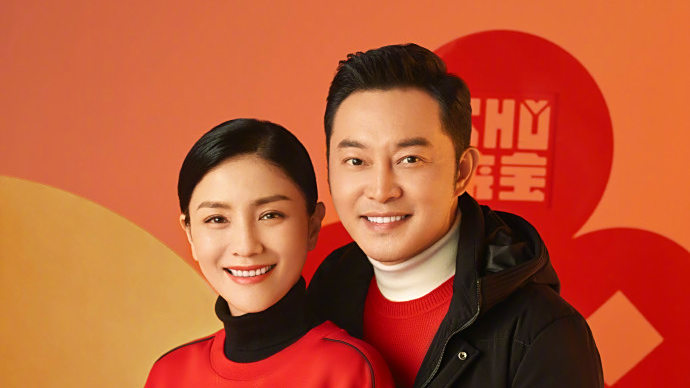 #每日娱乐快讯# 【胡可晒鱼儿钢琴表演照,西装笔挺不输安吉】12月15日一早,胡可分享小儿
