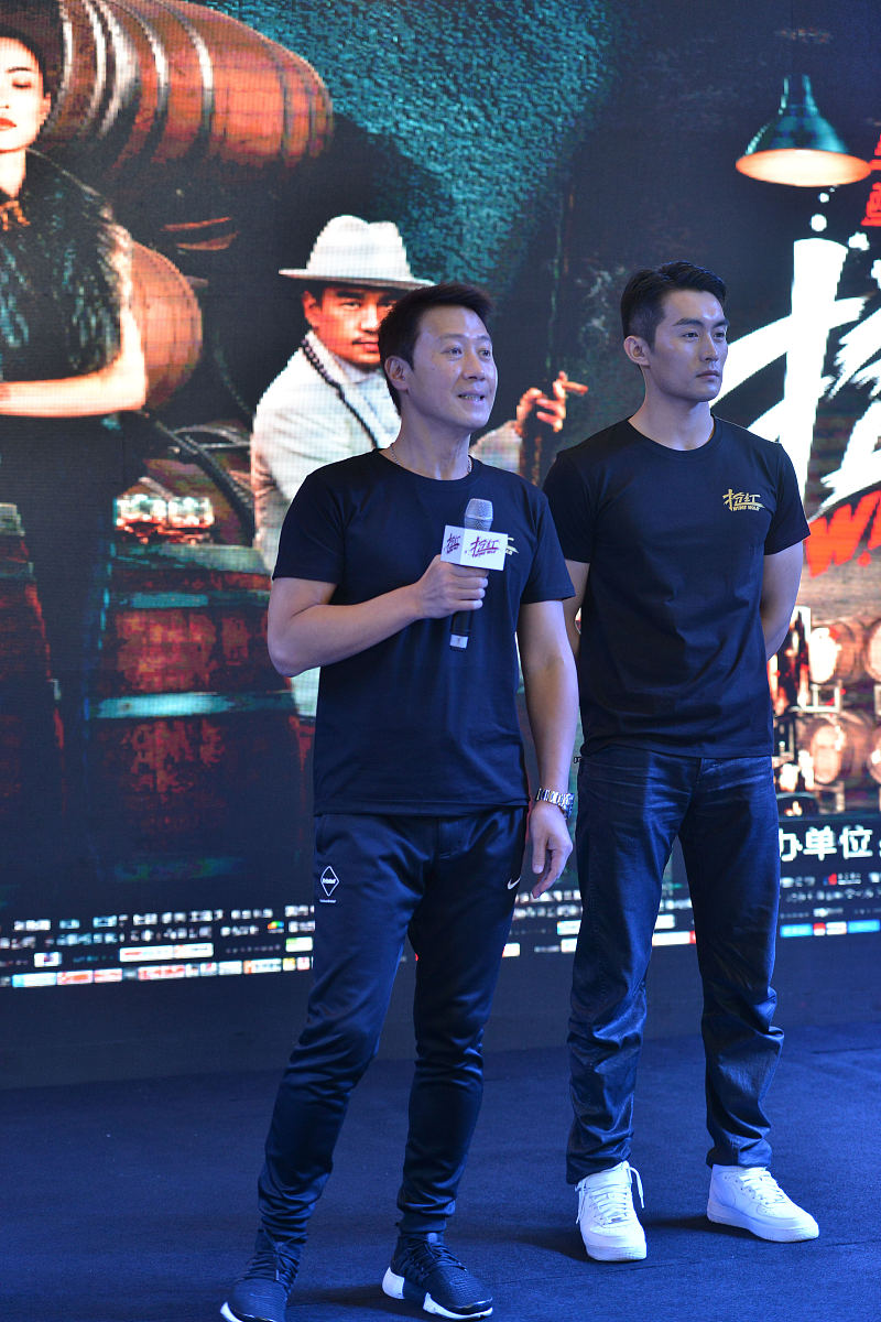 《迷恋狂潮》：一个关于黄牛票和不理智追星的幽默小品剧本