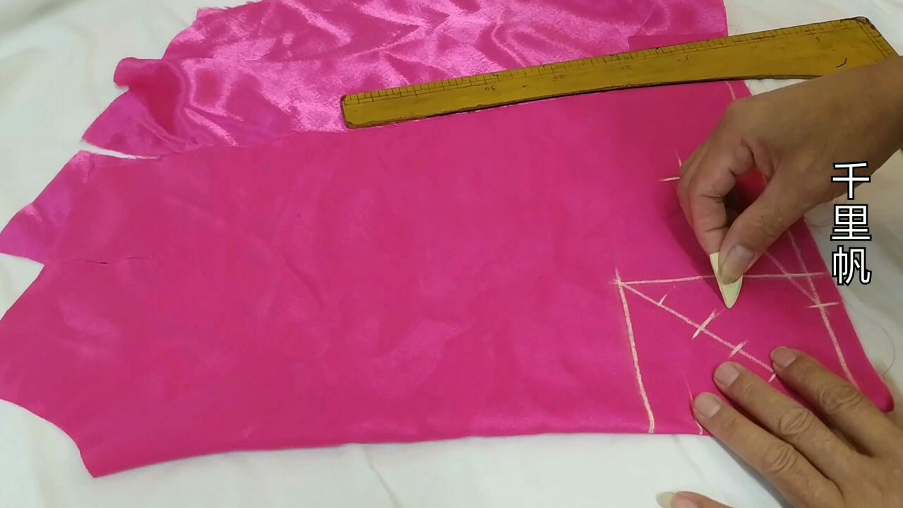 新手裁剪圆领衣服总是画不圆,资深老裁缝教你怎么画出好看的圆领