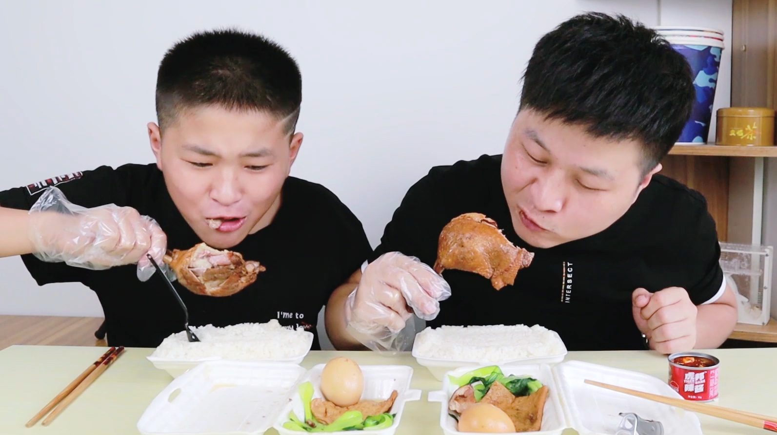 26元点两份沙县小吃鸭腿饭,超大鸭腿配米饭,侄子说比肯德基好吃