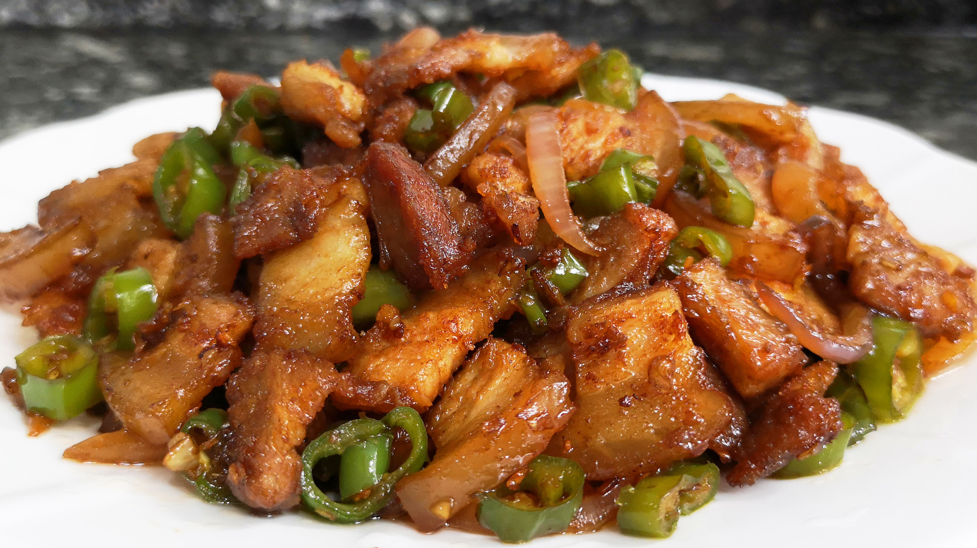 辣椒炒五花肉,香辣可口,比红烧肉都香,好吃得停不下来