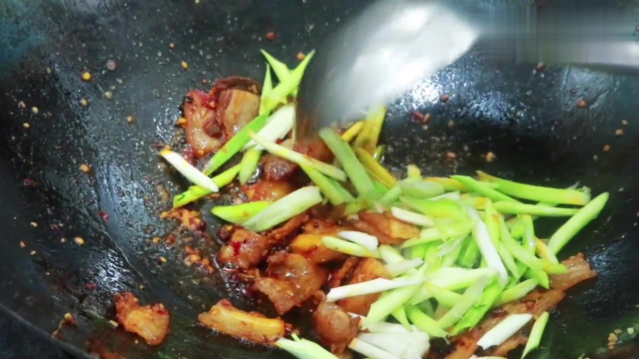 河南家常菜:“馍夹回锅肉”的做法,1个馍夹1片肉,吃着真香