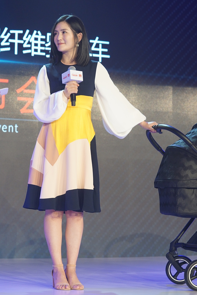 谢娜产后复出双下巴与尖下巴并存 穿灯笼袖长裙叉腰秀美腿