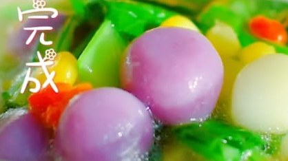 #今天吃什么#糯米圆子汤的做法,温馨小贴士:把果蔬榨成汁,可以做一些果蔬小圆子越小越好,蓝