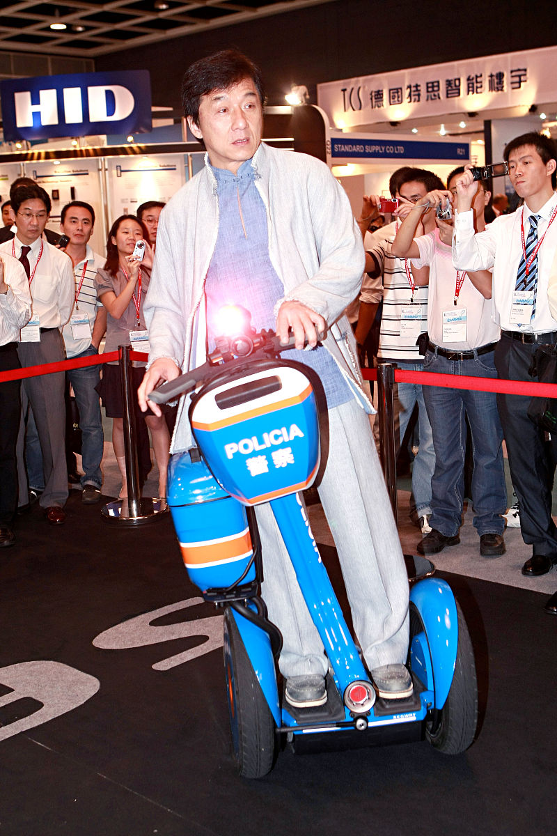 2008年6月4日,香港,成龙出席其代理的segway电动车推介活动.+++_+++成