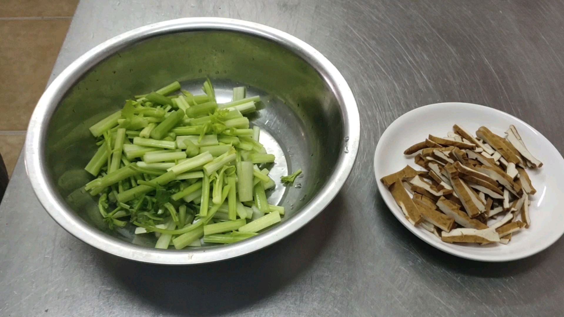 家常菜芹菜炒香干