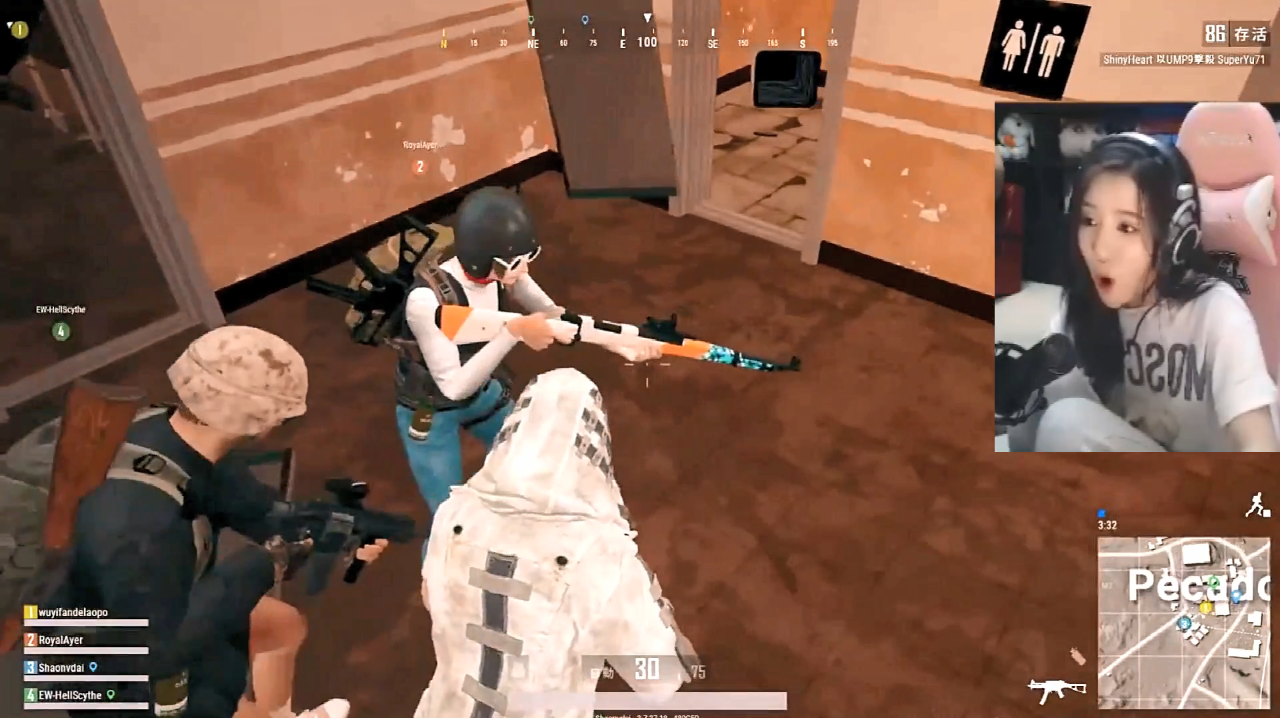 阿二向呆妹儿炫耀98K的皮肤,小霸王非要拿自己手上