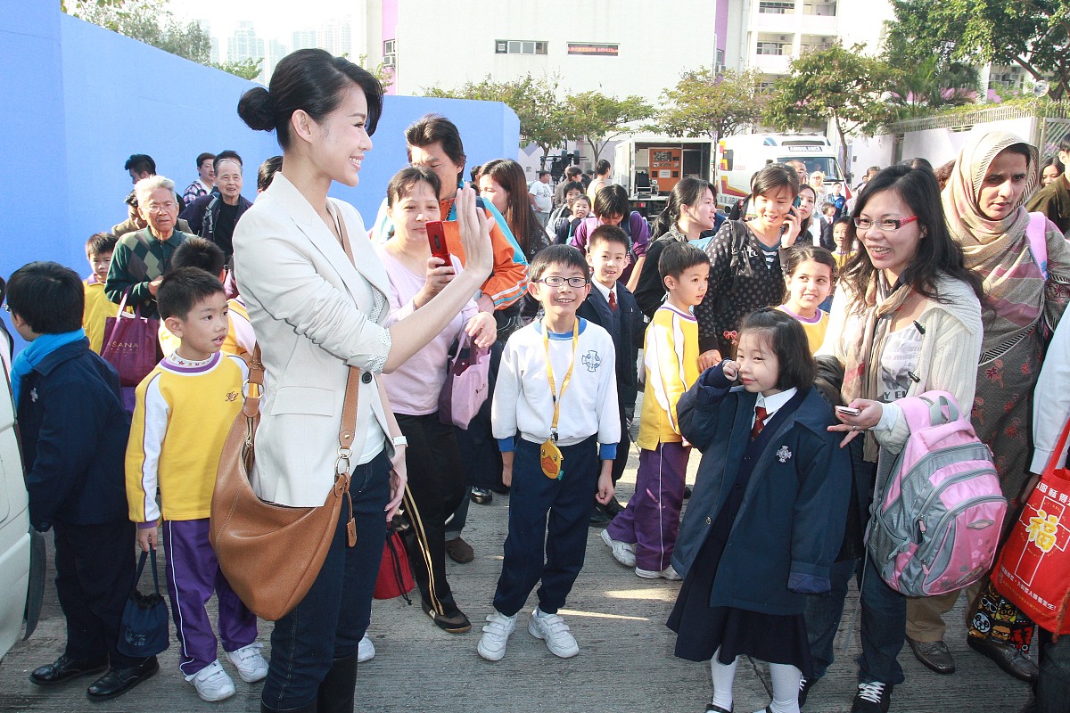 2011年12月13日,香港,电视剧《怒火2》探班.***_*** 胡杏儿+++_+++电