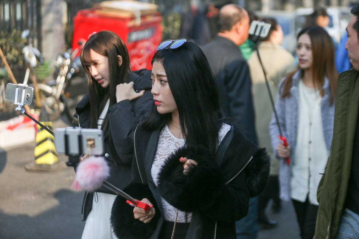 斗鱼直播间称呼观众为'老铁'的主播是谁？