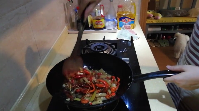 麻辣小龙虾的制作秘籍:香料要多,要放紫苏魔芋豆腐,啤酒焖煮!