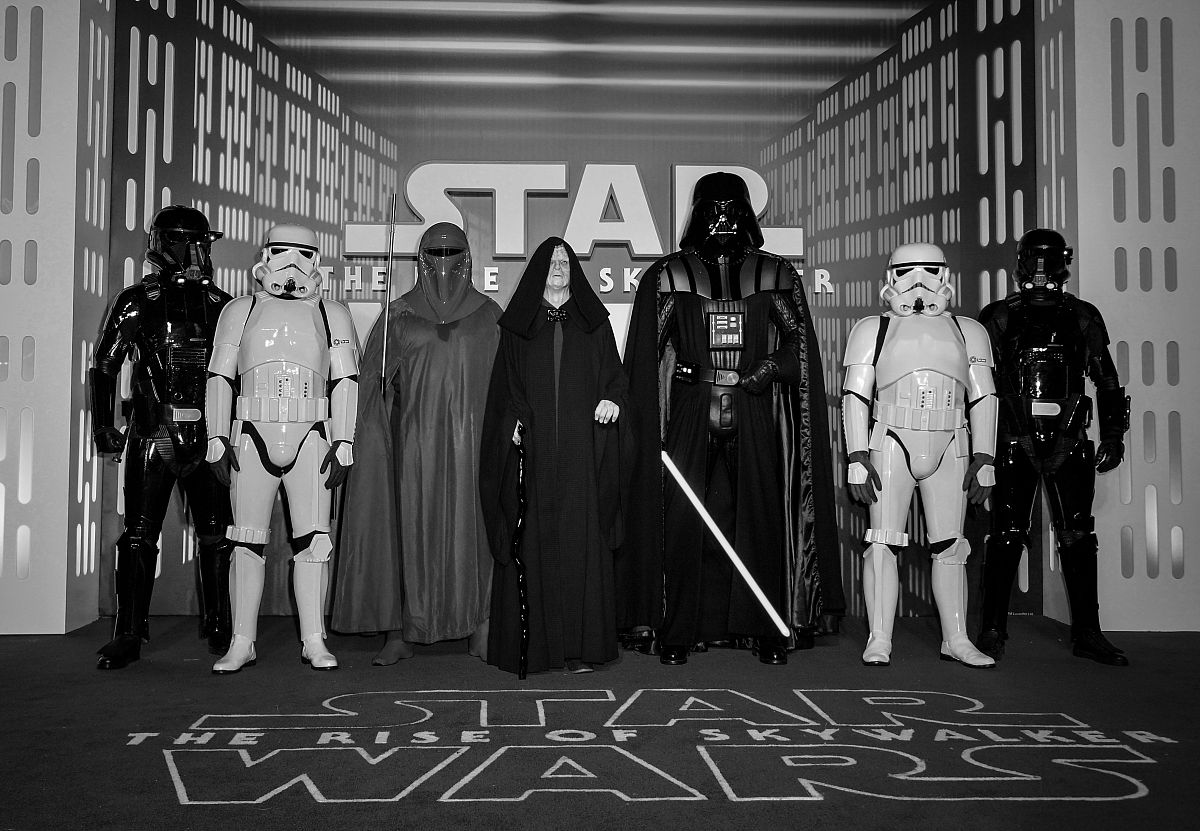 将下面json内容翻译为中文并保持json格式：comment Return of the Jedi title Star Wars Merchandise Seemingly Leaks Beloved Characters Return in Ahsoka content pA blurb attached to new Star Wars merchandise has seemingly