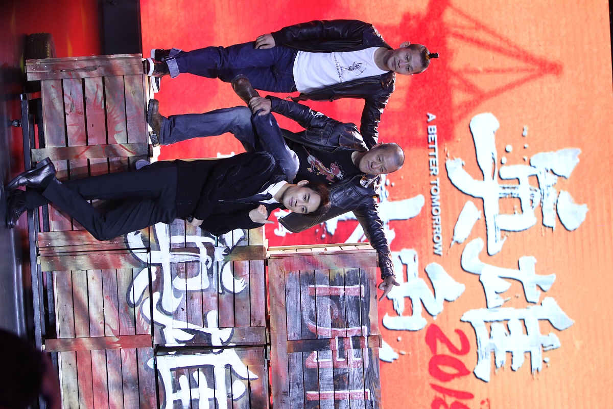 王凯"擒拿"马天宇上演后背杀画面太美 现场秀枪法斗帅颜值爆表