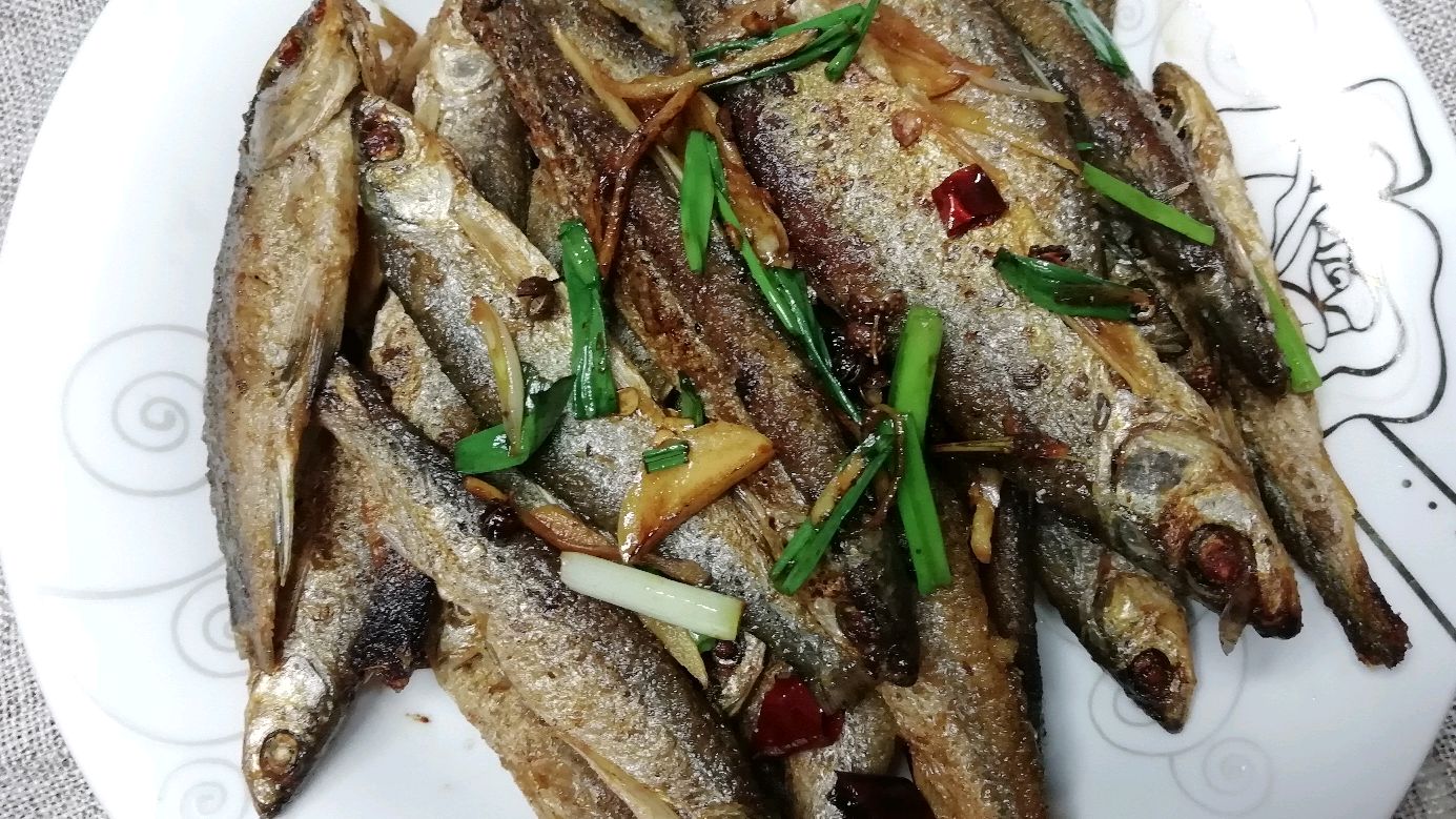 家有小鱼不要扔,做一个干烧参条鱼,营养又下饭