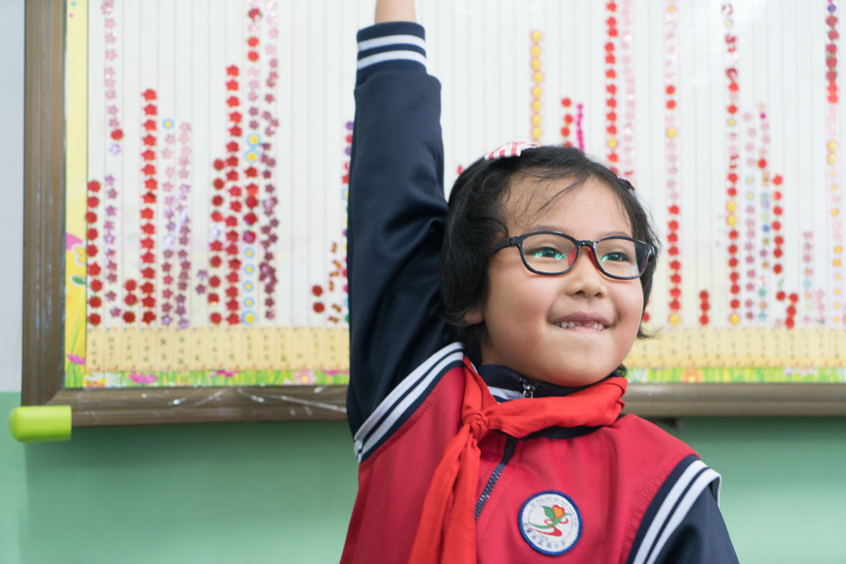请仿照李白的风格，写一篇关于李白的古诗