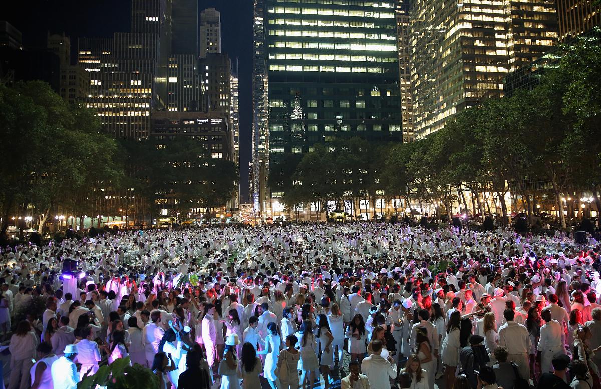 当地时间2013年9月18日,美国纽约,数千名用餐者从头到脚打扮成白色,齐
