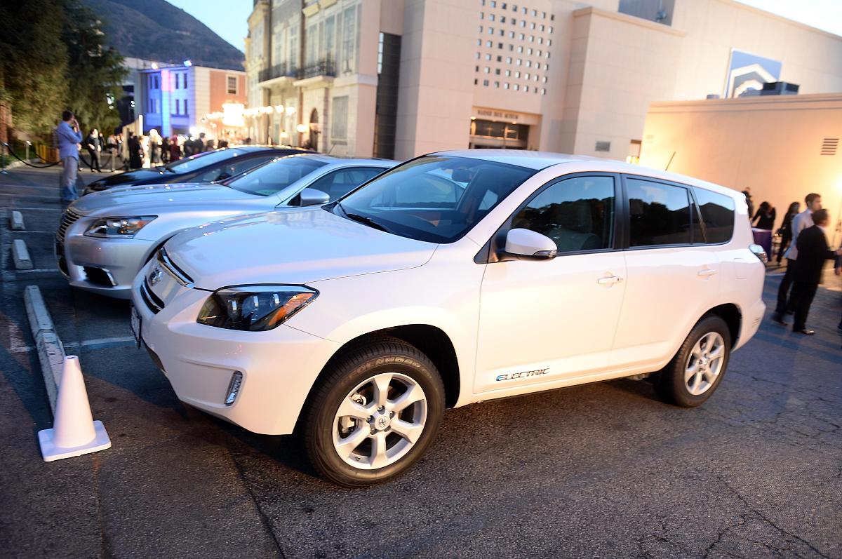 berapa kilometer yang dapat ditempuh oleh mobile Toyota Avanza dengan kapasitas bahan bakar full 55 liter