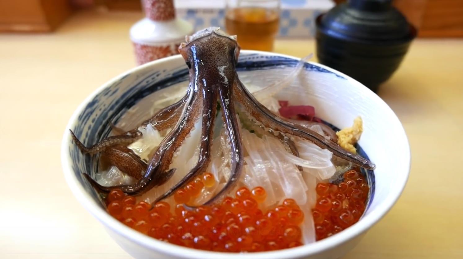 鲜活的小鱿鱼活活剁开,须还在抽搐,这吃法也就日本人能干出来