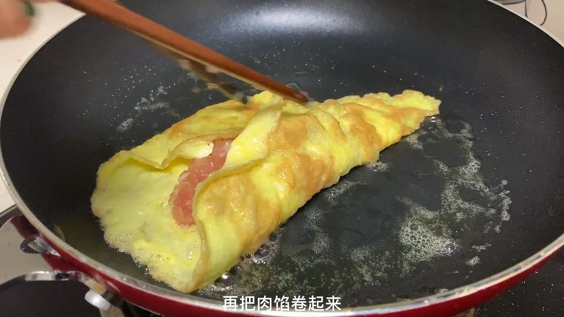 独居在外工作,下班后做一份妈妈常做的蒸蛋卷,家乡的味道