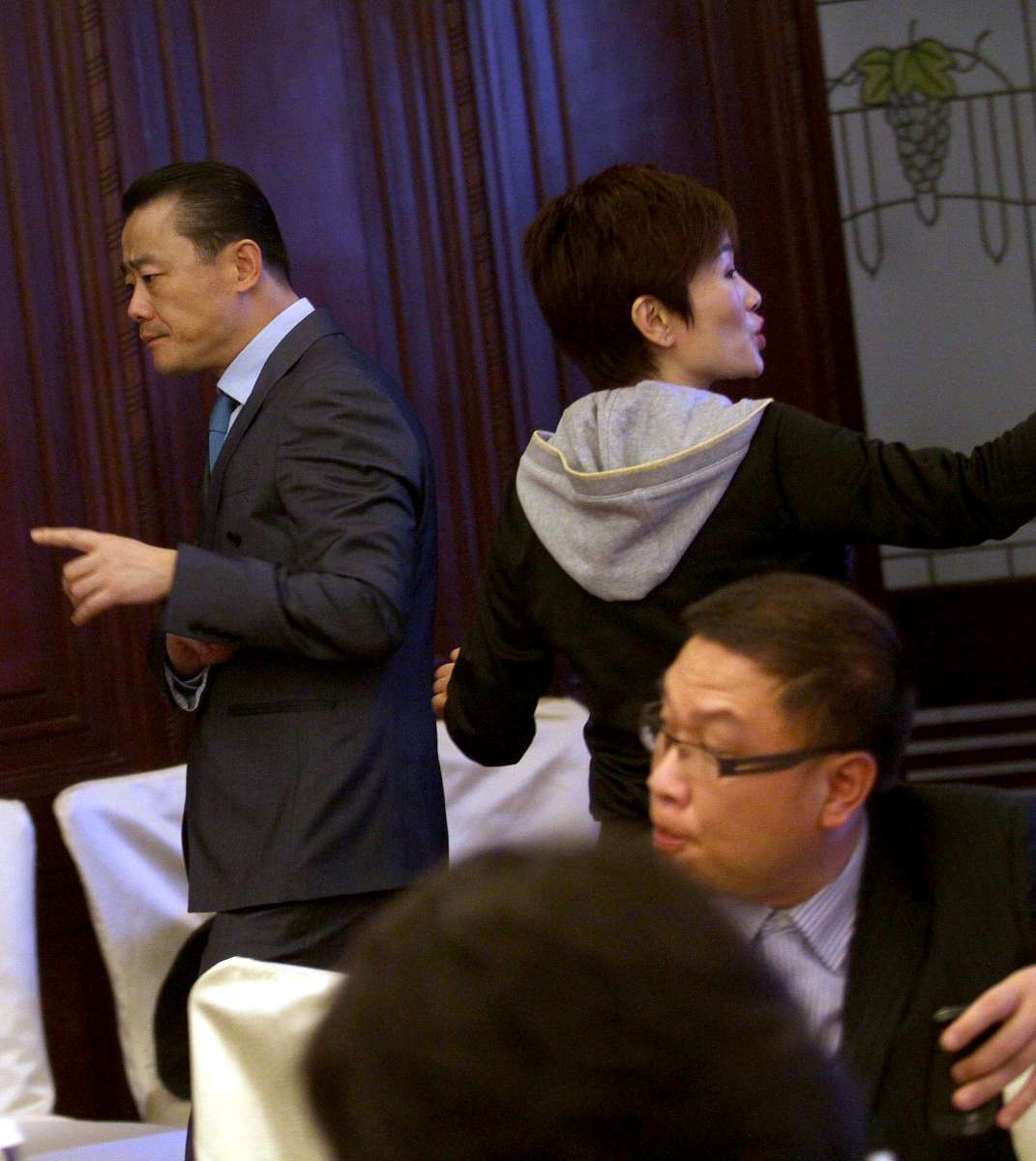2012年4月9日,上海,久未露面的周立波与老婆胡洁搞笑现身锦江饭店用餐
