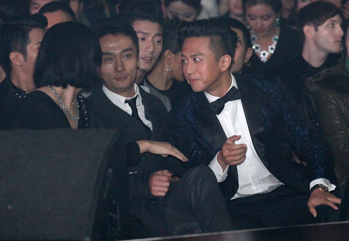 2012年11月10日讯,北京,不久前,邓超出席某活动与女嘉宾长时间握手不