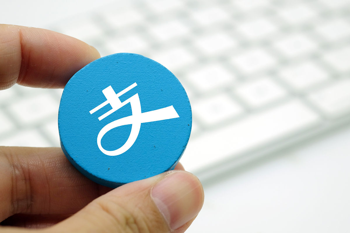 该写这篇文章 p现在很多朋友不把钱存在银行卡里而是选择把钱存在支付宝账户里也担心支付宝账户出了问题被盗。那么支付宝如果钱被盗了会问谁呢？让我们看一看。pp一、支付宝如果钱被盗了谁来要？pp打开支付宝进入首页点击我的进入个人界面点击账单找到你刷卡被盗的订单点击订单详情界面下方的投诉选择你投诉的原因——账户被盗钱不是我刷的点击开始投诉被盗会出现一个交易列表勾选被刷卡被盗的账户输入被盗原因选项最后详