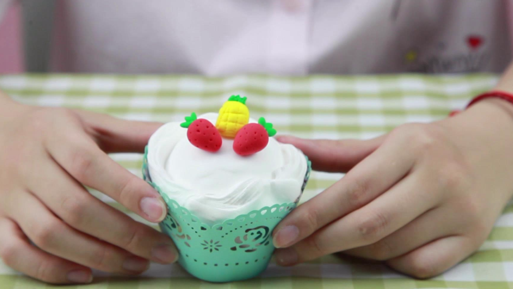 美女姐姐制作草莓蛋糕,看起来好好吃啊