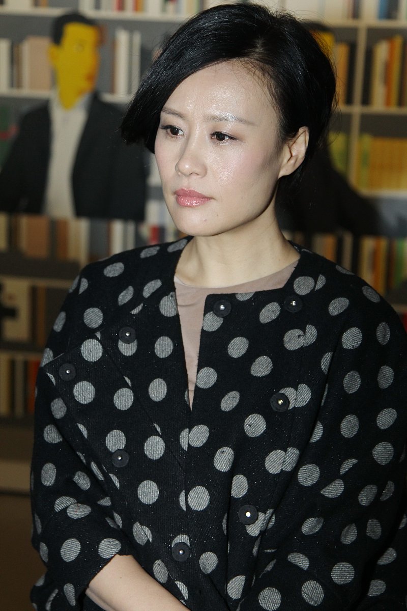 2011年12月18日,北京,"重新定义-'70后'艺术中的质疑精神"画展举行.**