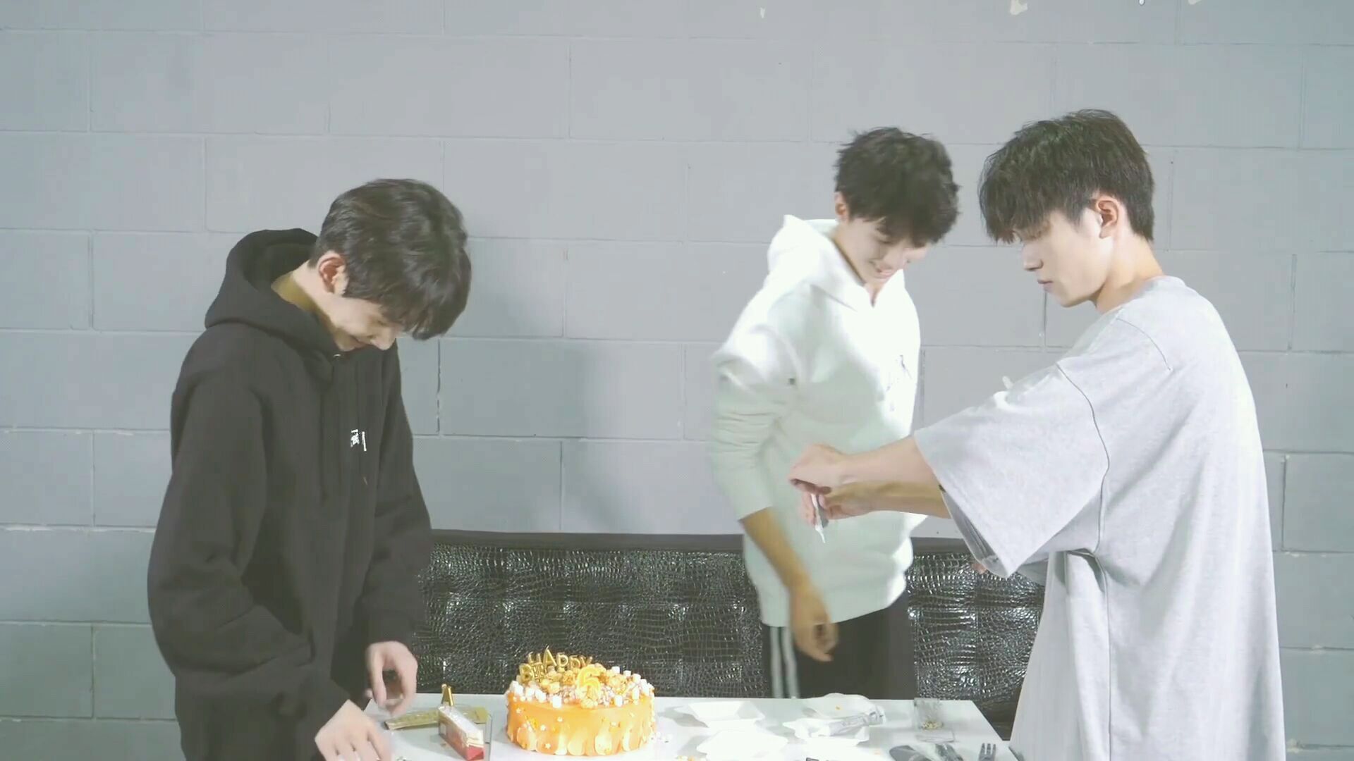 TFBOYS小黑屋更新啦,王俊凯王源易烊千玺做蛋糕,6年的默契