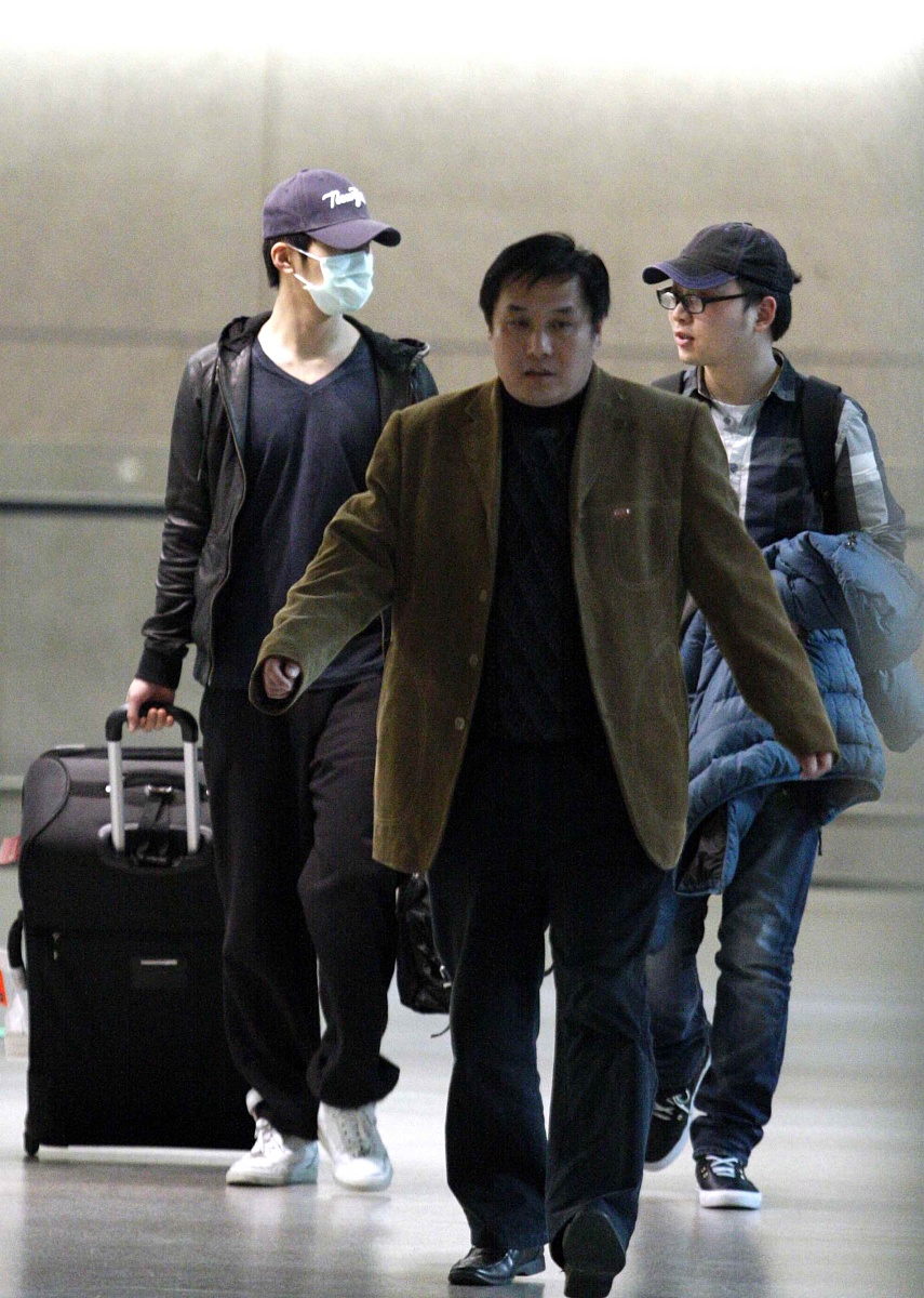 2011年3月30日讯,上海,窦骁现身机场.***_***窦骁+++_+++机场,口罩,