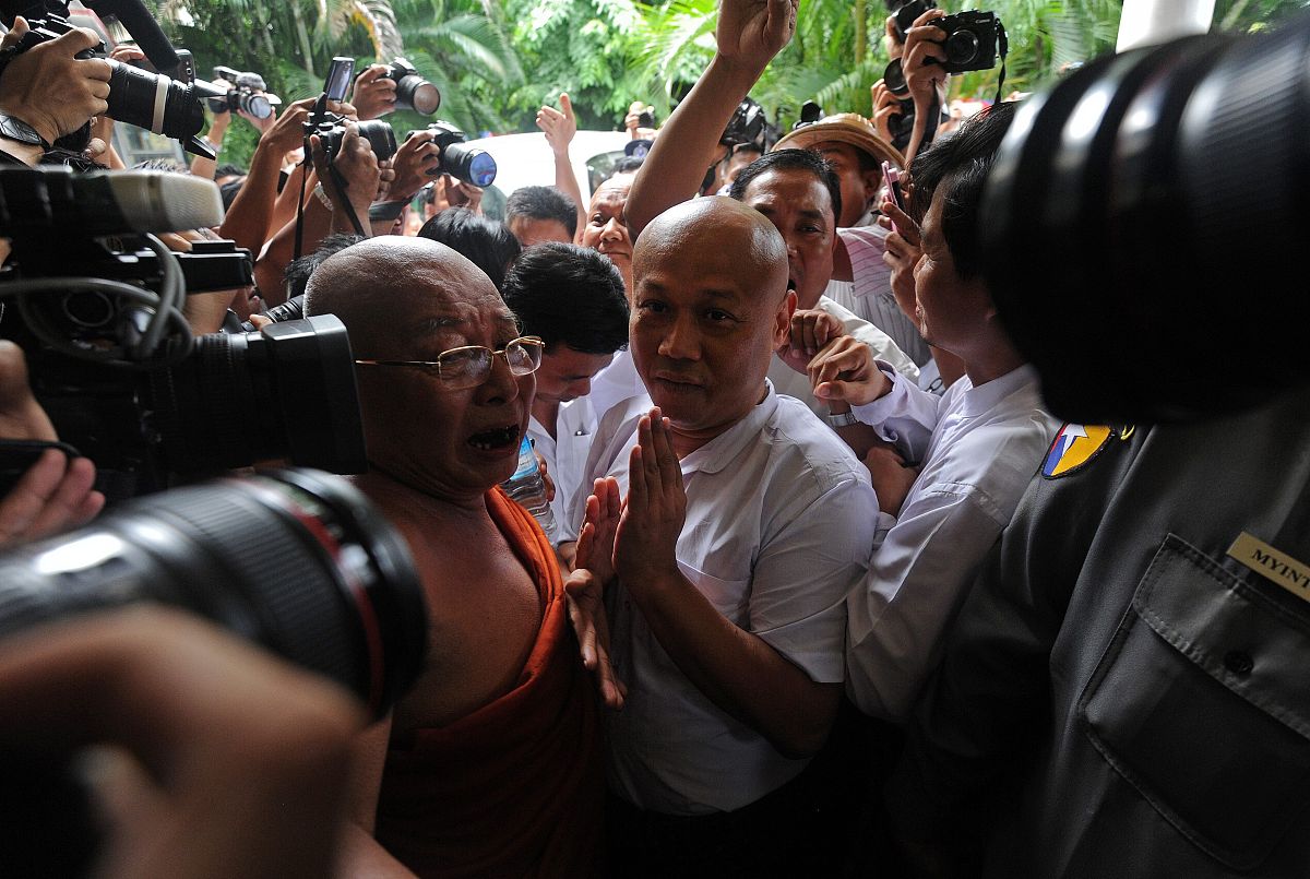 senior buddhist monk uttara (<strong>c</strong>), and who is visiting myanmar