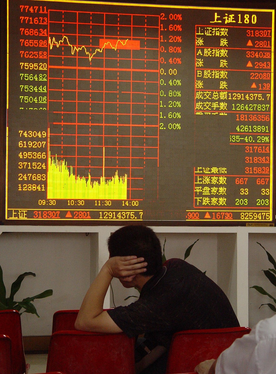 ***_***2009年11月6日,海南海口,投资者在一家证券营业部关注股市行情
