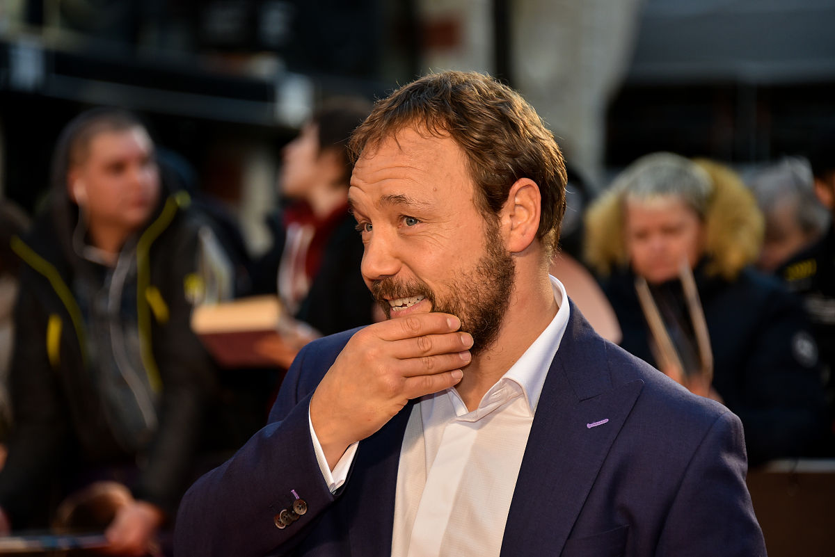 首先内格尔指出威廉姆斯所谓的面向自己的合理辩护并不一定是道德辩护道德辩护必须有一个面向他人的维度。按照威廉姆斯的看法如果高更成为一个伟大的画家他就能对自己抛弃妻儿的行为获得一个合理辩护但在内格尔看来这个辩护即使成立也不是一个道德辩护。换言之如果说高更抛弃妻儿的行为是一种道德上的恶那么这种恶的性质并不会因为高更在绘画上的成功而有丝毫的改变。其次内格尔认为隐含在威廉姆斯的设例中的责任并不一定是道德责任