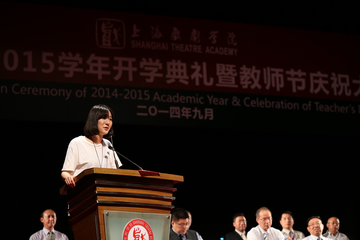 写一篇初一新生开学典礼主持人稿件