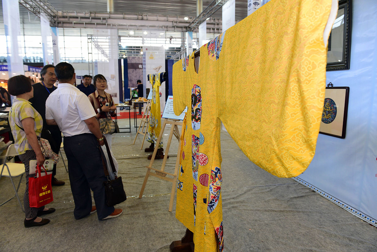 2018年6月15日,江苏扬州,展会上市民观看展览,玉器,漆器,瓷器等展品吸