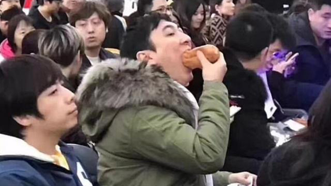 笑skr人!王思聪吃热狗被编成物理题,估算他嘴张开的直径大小