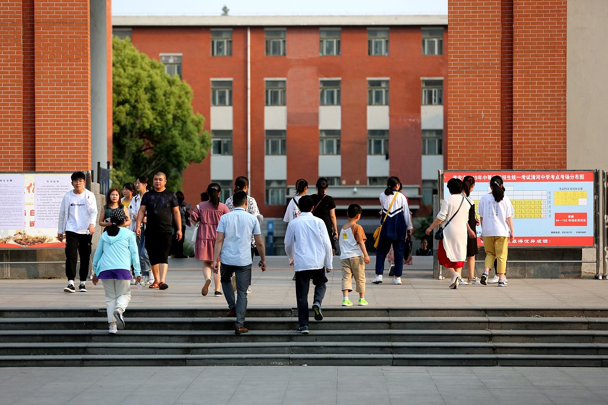 2019年6月14日,江苏淮安,中考北京路中学考点,不少考生在家长的陪伴下
