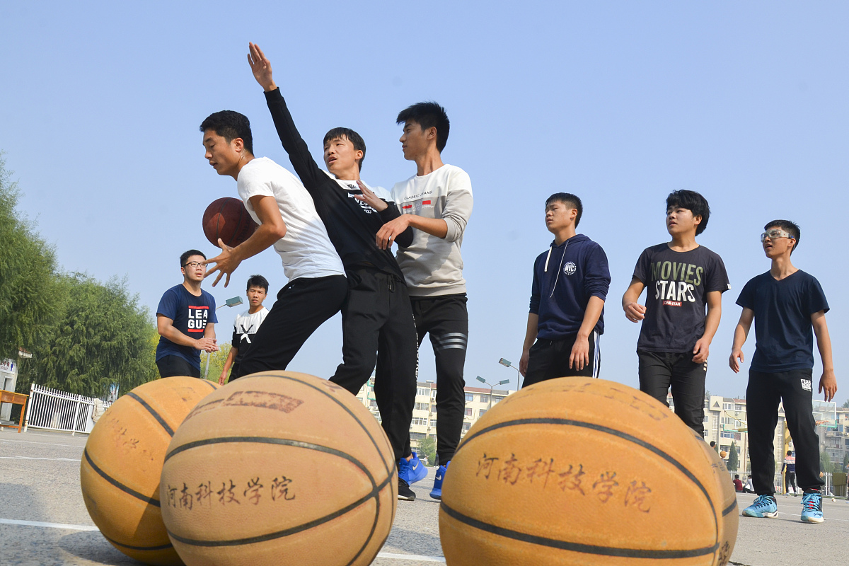 计算机学院篮球赛口号：团结拼搏，共创辉煌！