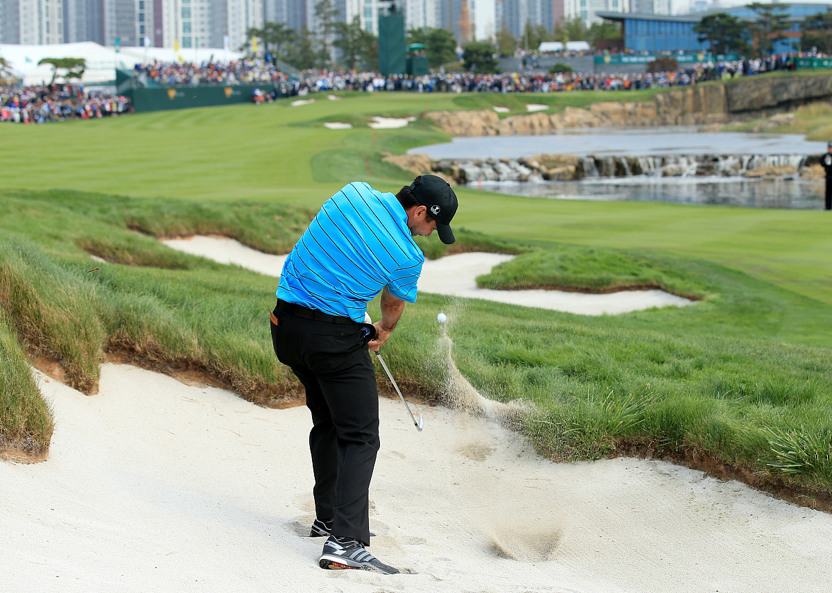 对果岭进行手切和铺草皮 左侧第 18 个沙坑已经填满并开始铺草皮 我们挖的第 13 个排水沟也吹走了周一清理后留在果岭周围的剩余碎片