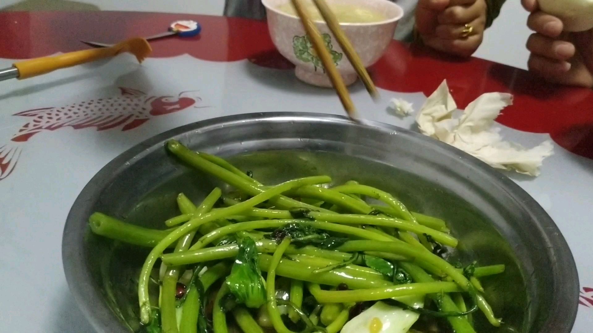 洋葱炒鹅蛋,还有爆炒茼蒿,再来一个萝卜丝疙瘩汤你说香不香!