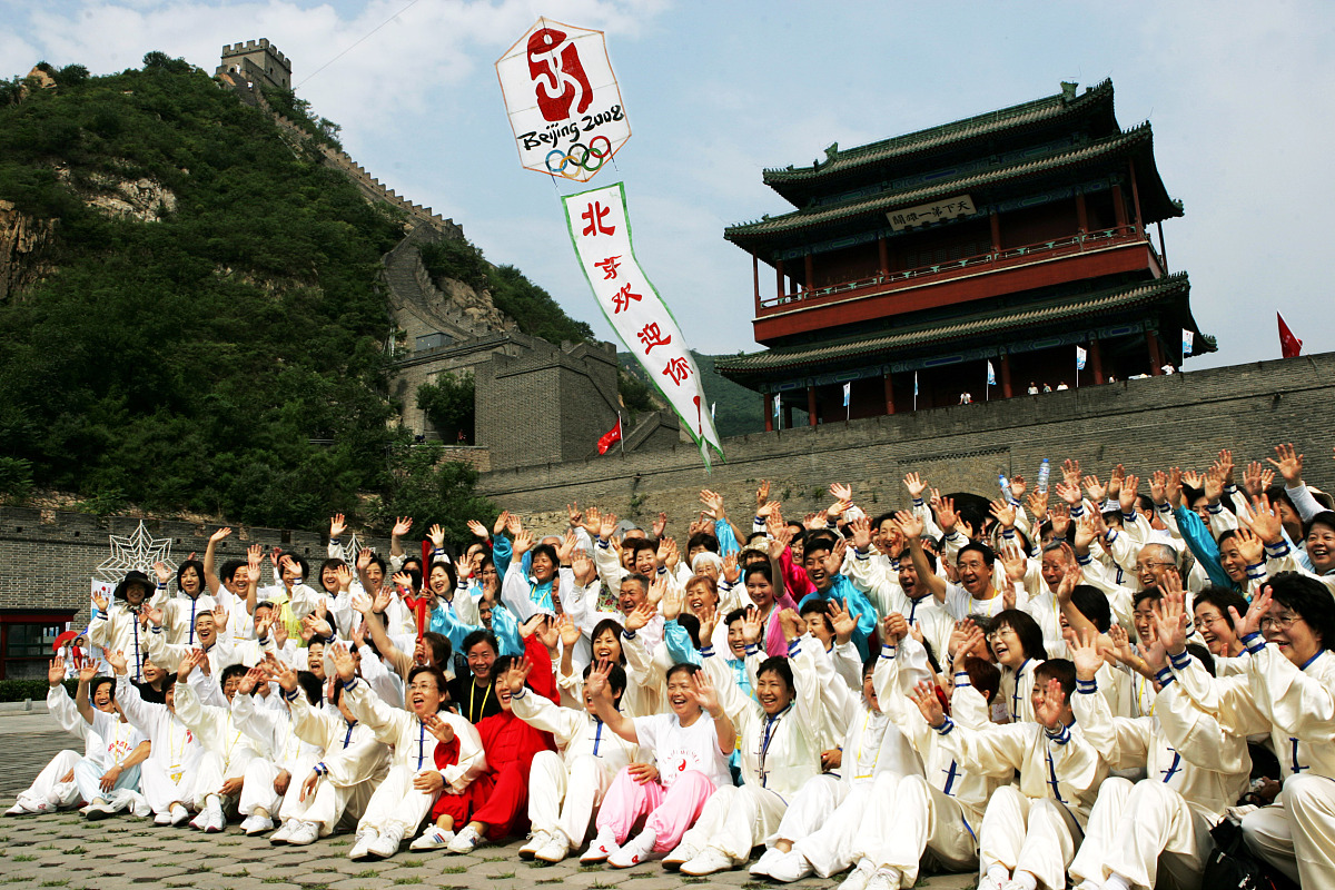 2006年6月24日上午,日本太极拳友好协会的太极拳爱好者在居庸关下齐呼