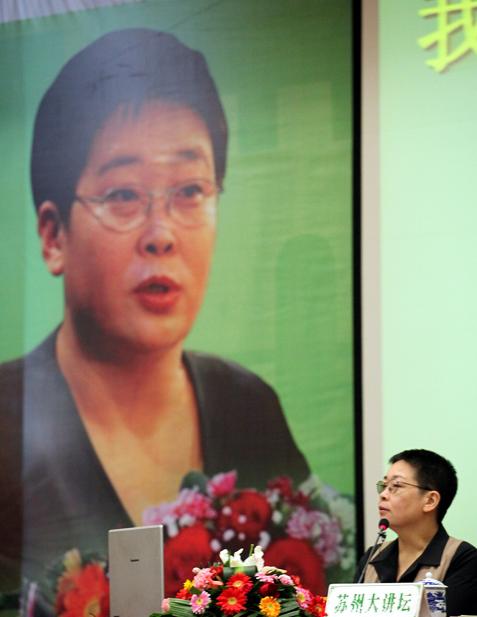2012年3月24日,江苏苏州,央视主持人张越与苏州市民共同探讨"我们为什