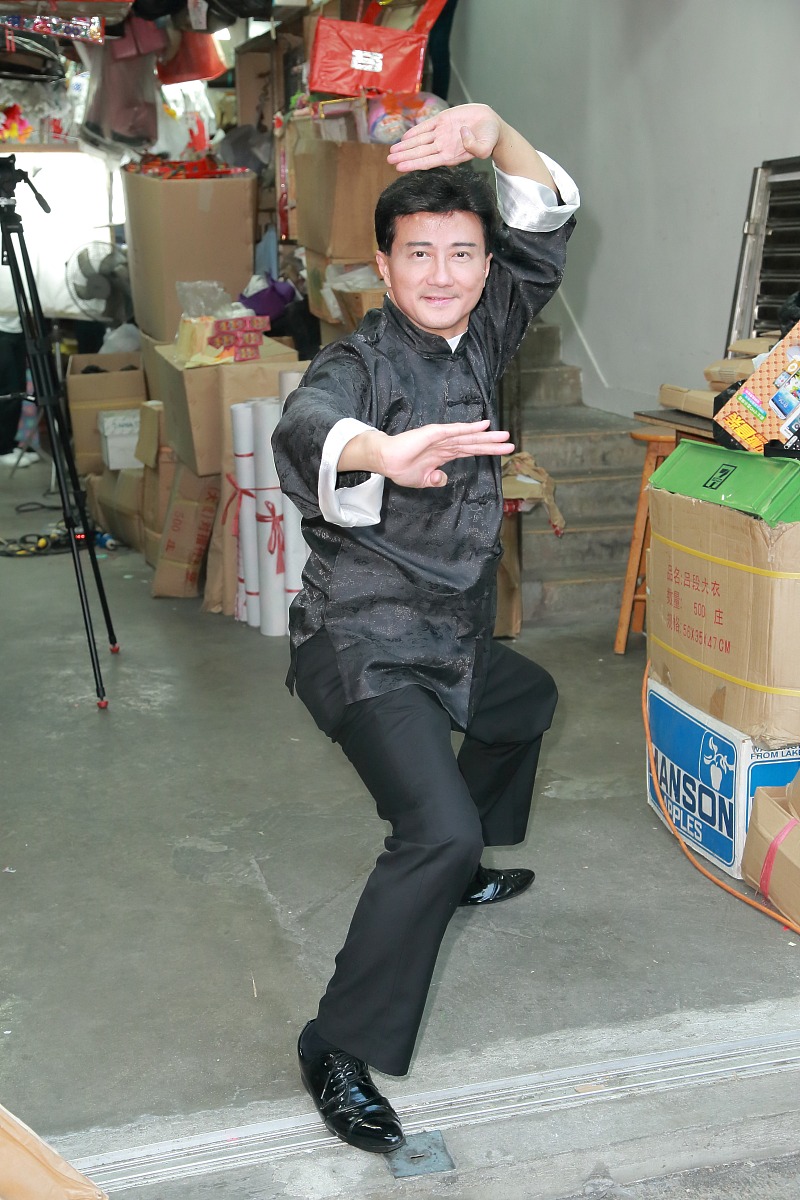 女歌手坐在吉普车后唱歌的MV是什么歌？