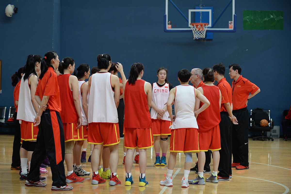 写一个王宇楠成为NBA球星的故事