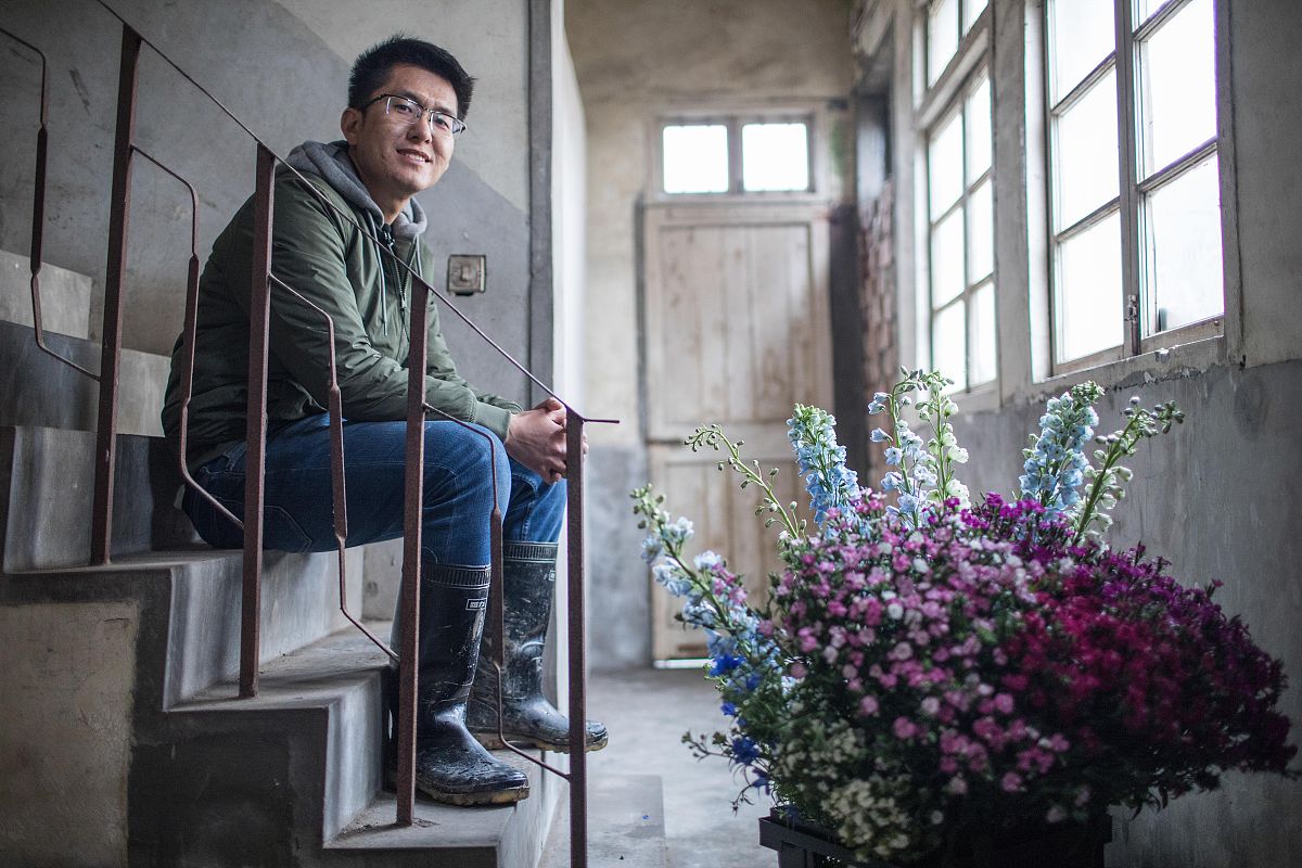 2019年3月2日,杭州,he在网上开了一家名为"植物图书馆"的花店,每一束