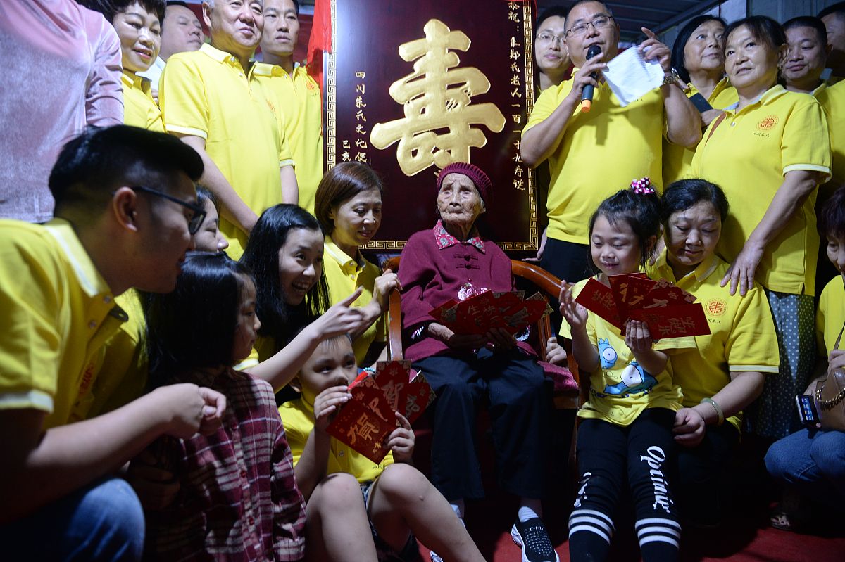 2019年8月31日,成都,朱郑氏老人与后人们合影.(如下载使用,请务必署名