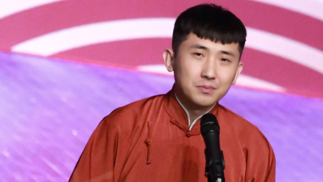 尚九熙戴好面具四处转看不见喊何九华呢?九华忙着整理玩具不搭理