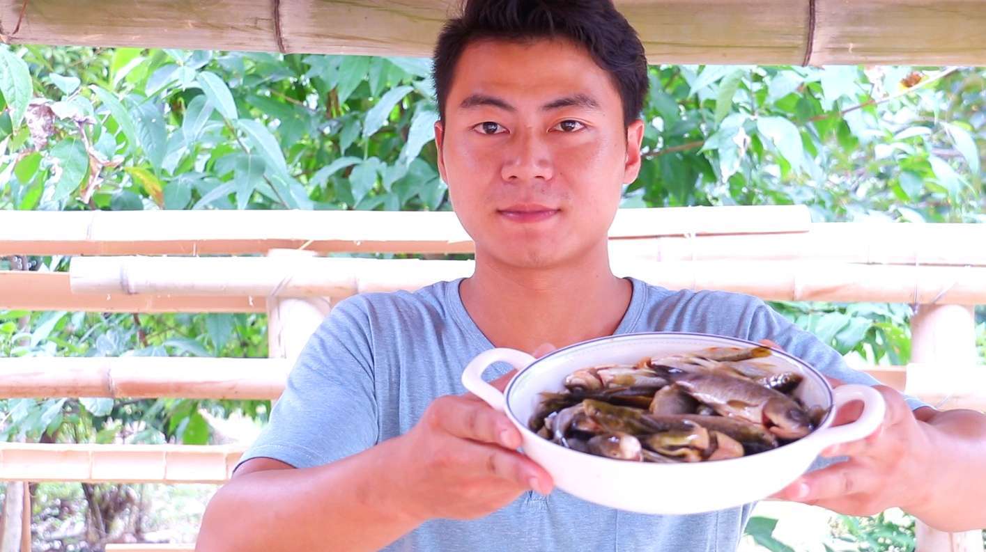 小河鱼好吃新做法,不水煮不油炸,焦香入味,连刺都能嚼着吃