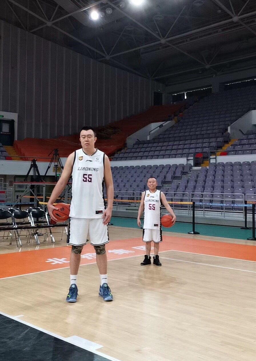 最萌身高差，韩德君与潘长江的合影火了，网友一度认为是P的!